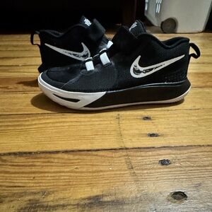 🔥NEW Nike Kyrie Flytrap 6 Black White Athletic Shoes DQ8093-009 Youth Size 1Y🔥